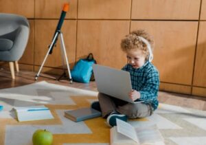 Protéger les enfants des dangers de l&rsquo;IA : confidentialité et addiction aux écrans
